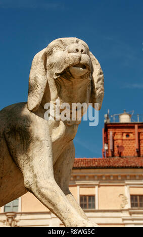 Sculpture d'un chien dans le château de Govone, Langhe, Piedmomt, Italie Banque D'Images