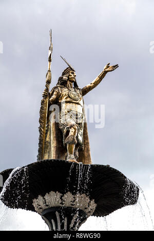 Statue d'or de Pachacuti, la Plaza de Armas, Cusco, Pérou Banque D'Images