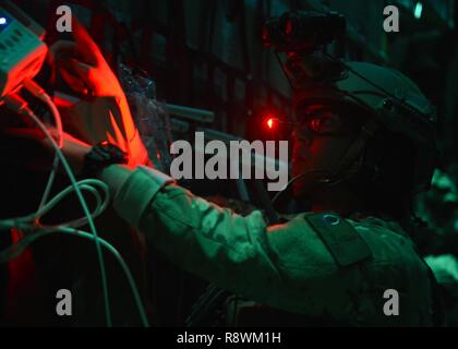 U.S. Air Force Tech. Le Sgt. Renee Snavely, 1e Escadron de soutien de devoir indépendant technicien médical, un contrôle du patient simulé vitals pendant 17 Emerald Warrior à gamme d'Eglin, en Floride, le 3 mars 2017. Emerald Warrior est un commandement des opérations spéciales des États-Unis au cours de l'exercice qui joint Special operations forces canadiennes s'entraînent pour répondre aux différentes menaces dans toute la gamme des conflits. Banque D'Images