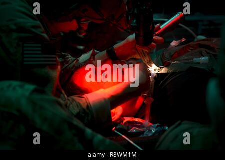 U.S. Air Force Tech. Le Sgt. Renee Snavely, 1e Escadron de soutien de devoir indépendant technicien médical, vérifie un dossier patient vitals lors d'Emerald Warrior 17 Eglin à portée, en Floride, le 3 mars 2017. Emerald Warrior est un commandement des opérations spéciales des États-Unis au cours de l'exercice qui joint Special operations forces canadiennes s'entraînent pour répondre aux différentes menaces dans toute la gamme des conflits. Banque D'Images