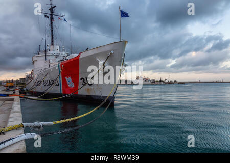 Key West, Florida, United States - 2 novembre, 2018 : Avis de navire de la Garde côtière canadienne, le destroyer à Truman Waterfront Park, lors d'un ciel nuageux lever du soleil. Banque D'Images