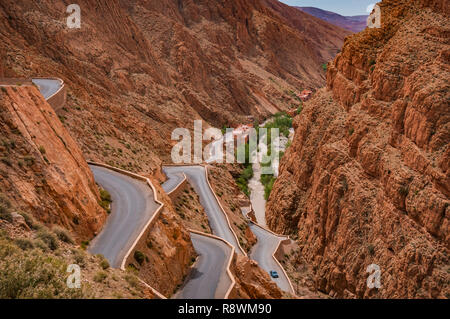 Vue de dessus à plusieurs couches de route sinueuse au-dessus de la rivière dans les gorges du Dadès spectaculaire du Maroc. Banque D'Images