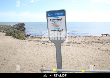 Contrôles chien signe entre la plage de Brighton et Hampton Beach, en indiquant les périodes de l'année où les chiens sont autorisés à se promener sans laisse sur les plages. Banque D'Images
