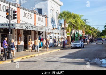 Key West, Florida, United States - 1 novembre, 2018 : vue sur la rue de la rue principale dans le centre-ville de ville où tous les bars sont situés. Banque D'Images