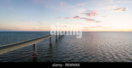 Vue Aérienne Vue panoramique du pont de la Confédération à l'Île du Prince Édouard au cours d'un lever de soleil vibrant. Prise en réserve nationale de faune de Cap-Jourimain, Banque D'Images