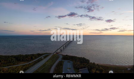 Vue Aérienne Vue panoramique du pont de la Confédération à l'Île du Prince Édouard au cours d'un lever de soleil vibrant. Prise en réserve nationale de faune de Cap-Jourimain, Banque D'Images