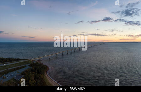 Vue Aérienne Vue panoramique du pont de la Confédération à l'Île du Prince Édouard au cours d'un lever de soleil vibrant. Prise en réserve nationale de faune de Cap-Jourimain, Banque D'Images