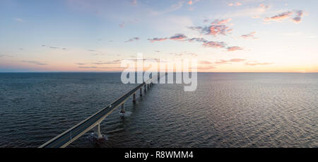 Vue Aérienne Vue panoramique du pont de la Confédération à l'Île du Prince Édouard au cours d'un lever de soleil vibrant. Prise en réserve nationale de faune de Cap-Jourimain, Banque D'Images