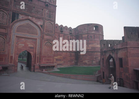 Une entrée intérieure du fort d'Agra a également demandé que le Fort Rouge avec des hauts murs faits de pierres rouges autrefois résidence de la dynastie moghole Banque D'Images