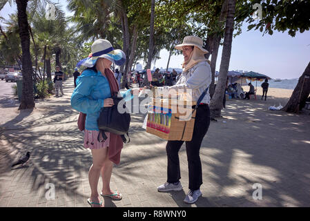 Thaïlande vendeur de rue. Femme vendant des glaces et des sucettes glacées. Pattaya Thaïlande Asie du sud-est Banque D'Images