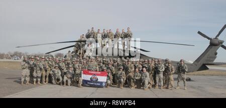 Le général de Scottie D. Carpenter, général commandant la 84e, le commandement de l'Instruction, prend une photo de groupe avec les soldats de l'Easy Company, 2e Bataillon, 506e Régiment d'infanterie, 101st Airborne Division (Air Assault) avant que l'entreprise procède à un aérodrome à la saisie au début de WAREX 78-17-01, le 13 mars 2017. Environ 60 unités de l'armée américaine, Armée des États-Unis, U.S. Air Force, et les Forces armées canadiennes participent à la 84e commandement de formation conjointe de l'exercice de formation, WAREX 78-17-01, à Joint Base McGuire-Dix-Lakehurst, New Jersey. à partir du 8 mars jusqu'au 1er avril, 2017 ; l'WAREX est un grand col Banque D'Images