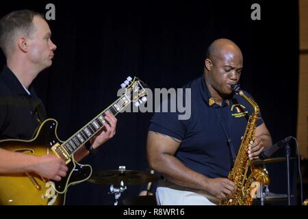 U.S. Army Training and Doctrine Command Band les membres effectuent au cours du mois de l'histoire afro-américaine National event at Joint Base Langley-Eustis, en Virginie, le 28 février 2017. L'événement a également présenté la Hampton University Concert Choir et discours de Brian Smalls, un avocat local et militant. Banque D'Images