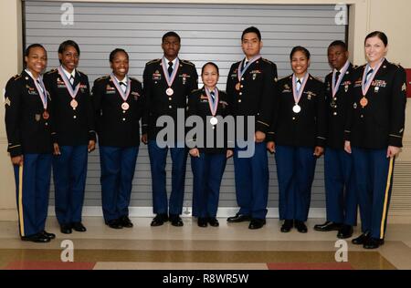 Les soldats de l'armée américaine, 7e brigade expéditionnaire) Transport (spécialistes culinaires, ont reçu avec 2 Argent et 7 médailles de bronze à la 42e conférence annuelle des Arts Culinaires militaire Formation Cérémonie de remise des prix compétitifs à Ft. Lee Va. Banque D'Images