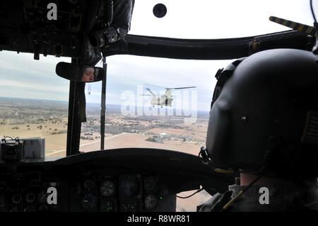 D'équipage à partir de la 11ème Brigade de l'aviation de combat expéditionnaire (ECAB) a effectué trois hélicoptères CH-47 Chinook, spécialement équipés avec godet Bambi de l'équipement, pour les aider dans les efforts de secours de ceux qui ont été touchés par les incendies, 9 mars. L'ECAB 11 est une unité subordonnée en vertu de la réserve de l'Armée de la commande de l'Aviation (ARAC). La réserve de l'Armée de terre commande l'aviation a pour mission de fournir à tous le commandement de mission affectés afin de déployer des unités entraînées et prêtes au combat expéditionnaire et brigades d'aviation à voilure fixe Théâtre bataillons pour une zone d'opérations à l'appui de la commande de combat Banque D'Images