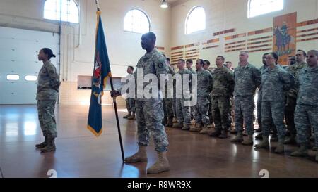 ANNAPOLIS, Md., - des soldats de la 110e Bataillon des opérations d'information stand "à l'aise" et au cours de la cérémonie de passation de commandement de la Garde nationale Maryland Annapolis du centre de préparation, le 11 mars 2017. Le lieutenant-colonel Michel Henry a pris le commandement de l'unité de commandant sortant, le Lieutenant-colonel Daniel S. Williams, lors d'une cérémonie offerte par le commandant de la 58e Brigade de renseignement militaire, le colonel Brian T. Connelly. Banque D'Images