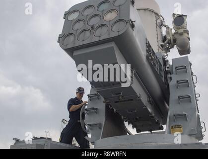 La base navale de Changi, Singapour (8 mars 2017) 2e classe Controlman Incendie Boyles Jacob mène des opérations de maintenance sur un système d'arme de marque 15 littoral à bord du navire de combat USS Coronado (LCS) 4. Coronado est un navire de guerre rapide et agile sur mesure pour patrouiller les eaux littorales de la région et travailler à coque coque avec partner marines, fournissant la 7è flotte avec les capacités flexibles dont elle a besoin maintenant et dans l'avenir. Banque D'Images