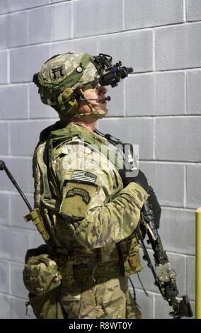 Un soldat de l'Alpha Co, 2e Bataillon, 506e Régiment d'infanterie 'White Currahee, 3e des BCT, 101st Airborne Division (Air Assault), effectue des communications radio avec son équipe à l'opération militaire en territoire urbain Mars 15, 2017 site sur Joint Base McGuire-Dix-Lakehurst, New Jersey), au cours de l'exercice guerrier 78-17-01. WAREX 78-17-01 est une formation collective à grande échelle exercice conçu pour l'immerger dans un environnement tactique des unités, construire le plus capable, aptes au combat et les forces meurtrières de l'histoire. Banque D'Images