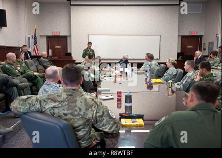 Maxwell AFB, Ala. - Newt Gingrich, 50e Président de la Chambre des représentants des États-Unis, s'engage avec les élèves de l'horizon bleu et de l'École des hautes études de l'air et de l'espace, 16 mars 2017. Sa visite faisait partie de l'Université de l'Air en vue de favoriser la communication dans les deux sens - avec l'apprentissage des élèves à propos de son expérience à Washington, D.C., et Gingrich apprendre sur des sujets comme la recherche au Air Force Space initiatives. Banque D'Images