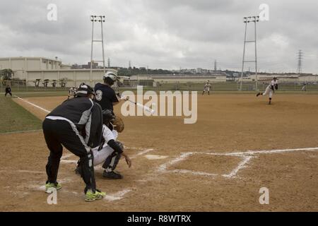 Un Okiboys joueur frappe la balle au cours d'un jeu 18 mars Camp à bord de Foster, Okinawa, Japon. L'équipe de baseball des Okiboys existe depuis 12 ans et est une équipe de niveau secondaire qui invite les équipes locales à venir sur les bases militaires à jouer. Le Okiboys et Okinawa Diamond s'affrontent dans un programme double. L'équipe de baseball de diamants d'Okinawa est de Naha, Okinawa, Japon. Banque D'Images