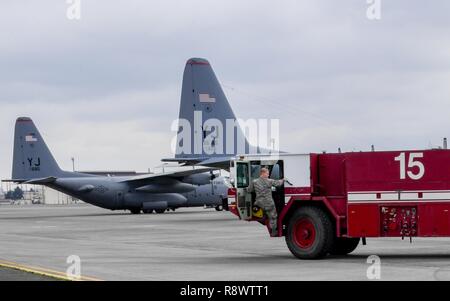 Airman Senior Aubrey Rice, 374e Escadron de génie civil conducteur opérateur, entre dans un P-19 pompiers sur la ligne de vol après le retour d'exercer Faire face au nord de Guam, le 14 mars 2017, à Yokota Air Base, le Japon. Le camion a été utilisé pour fournir le support de ligne de vol au cours de l'exercice. Banque D'Images