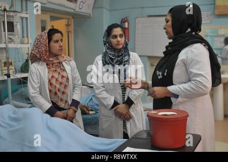 Kaboul, Afghanistan (fév. 27, 2017) - Le Dr Husina Wahidy, stagiaire en médecine, termine son tournées des médecins à l'Hôpital Militaire National de Kaboul un mois avant d'obtenir leur diplôme. Banque D'Images