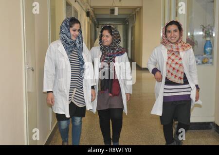 Kaboul, Afghanistan (fév. 27, 2017) - Les stagiaires en médecine, Dr Husina Marghalera Hasrat Wahidy et à pied, les couloirs de l'Hôpital Militaire National de Kaboul un mois avant d'obtenir leur diplôme. À côté d'eux est le Dr Sonia Baha, médecin interne en cours d'études supérieures et l'ancien lieu de résidence. Banque D'Images