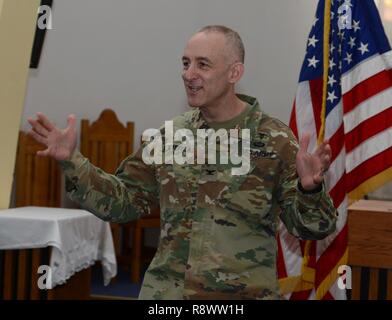 Le colonel James A. Laterza, Commandant, Centre médical régional de Landstuhl, prononce une allocution lors d'une cérémonie de remise de prix avant le changement du centre de responsabilité, le 17 mars 2017 à Landstuhl, en Allemagne. Banque D'Images