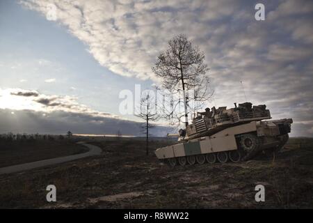 Les Marines américains et les soldats participant à la U.S. Army Armor Agent de base bien sûr les dirigeants de dispenser une formation sur le M1A1 Abrams tank à bord de Fort Benning, Géorgie, le 14 mars 2017. Le but du cours est de fournir des troupes les fondamentaux de réservoir et de peloton de reconnaissance des systèmes d'armes et de capacités. Banque D'Images