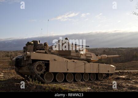 Les Marines américains et les soldats participant à la U.S. Army Armor Agent de base bien sûr les dirigeants de dispenser une formation sur le M1A1 Abrams tank à bord de Fort Benning, Géorgie, le 14 mars 2017. Le but du cours est de fournir des troupes les fondamentaux de réservoir et de peloton de reconnaissance des systèmes d'armes et de capacités. Banque D'Images