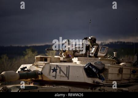 Les Marines américains et les soldats participant à la U.S. Army Armor Agent de base bien sûr les dirigeants de dispenser une formation sur le M1A1 Abrams tank à bord de Fort Benning, Géorgie, le 14 mars 2017. Le but du cours est de fournir des troupes les fondamentaux de réservoir et de peloton de reconnaissance des systèmes d'armes et de capacités. Banque D'Images