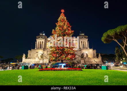 Rome, Italie - Piazza Venezia dans blue hour pendant les vacances de Noël, avec des lumières et décorations de Noël du nom Spelacchio Banque D'Images