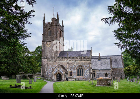 Utres St James' historique de l'Église anglicane dans le village d'Avebury, Wiltshire, Angleterre, Europe. Banque D'Images