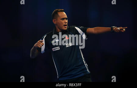 Lourence Ilagan réagir pendant cinq jours de la William Hill World Championships fléchettes à Alexandra Palace, Londres. Banque D'Images