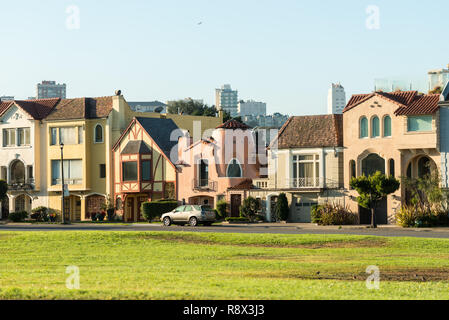 Maisons colorées célèbres de San Francisco, Californie, USA Banque D'Images