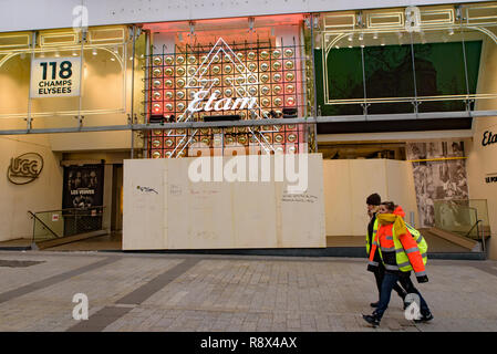 Boutiques sur Champs-Élysées fermé pour jaune démonstration (gilets jaunes) contre la taxe sur les carburants, le gouvernement, et le président français à Paris, France Banque D'Images