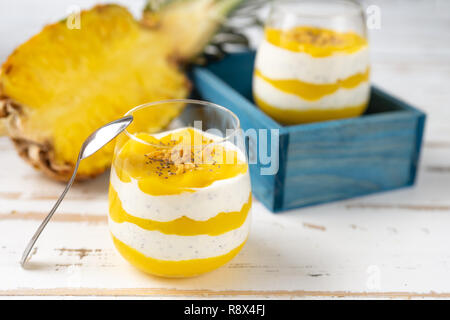 Smoothie mangue et d'ananas avec du yogourt dans deux verres Banque D'Images
