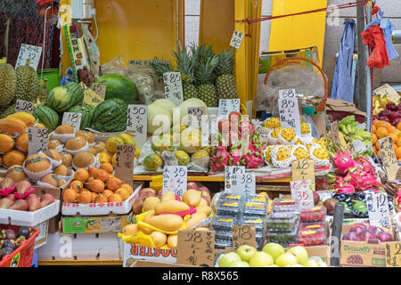 Hong Kong - le 22 avril 2017 : Fruits et légumes au marché de rue à Central, Hong Kong. Banque D'Images