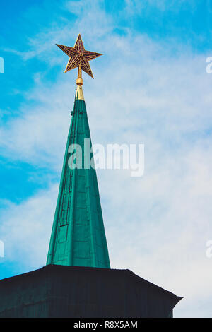 Ruby star rouge sur le haut de la tour du Kremlin de Moscou Banque D'Images