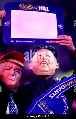 Fans habillés comme Président des Etats-Unis, Donald Trump et la Corée du Nord Le Président Kim Jong-un au cours de la marche au cours de la cinquième journée de la William Hill World Championships fléchettes à Alexandra Palace, Londres. Banque D'Images