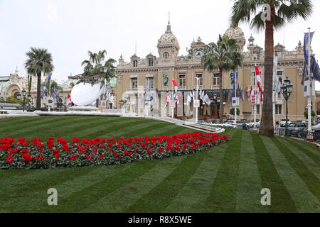 MONTE CARLO, MONACO - janvier 19 : Place du Casino de Monte Carlo le 19 janvier 2012. Place du Casino avec parc jardin à Monte Carlo, Monaco. Banque D'Images