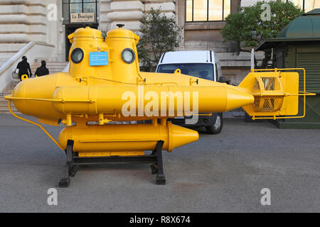 MONTE CARLO, MONACO - janvier 18 : sous-marin jaune à Monte Carlo le 18 janvier 2012. Anorep de motomarines explorer Jacques Cousteau à Oceanographi Banque D'Images