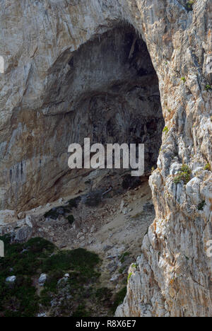 La grotte de l'Atelys aussi appelée Grotte des Pigeons, situé sur la mer près de Cagliari en Sardaigne, île, Italie Banque D'Images