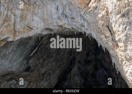 La grotte de l'Atelys aussi appelée Grotte des Pigeons, situé sur la mer près de Cagliari en Sardaigne, île, Italie Banque D'Images