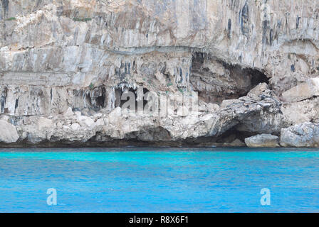 La grotte de l'Atelys aussi appelée Grotte des Pigeons, situé sur la mer près de Cagliari en Sardaigne, île, Italie Banque D'Images