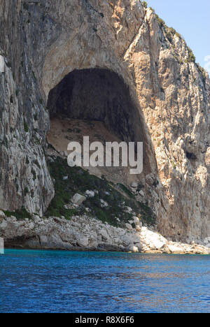 La grotte de l'Atelys aussi appelée Grotte des Pigeons, situé sur la mer près de Cagliari en Sardaigne, île, Italie Banque D'Images