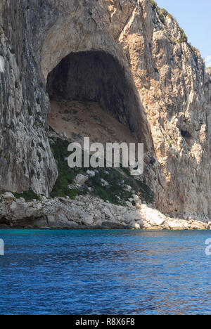 La grotte de l'Atelys aussi appelée Grotte des Pigeons, situé sur la mer près de Cagliari en Sardaigne, île, Italie Banque D'Images