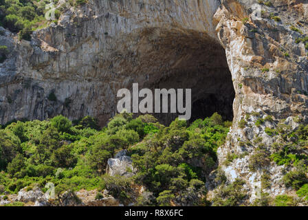 La grotte de l'Atelys aussi appelée Grotte des Pigeons, situé sur la mer près de Cagliari en Sardaigne, île, Italie Banque D'Images