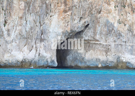 La grotte de l'Atelys aussi appelée Grotte des Pigeons, situé sur la mer près de Cagliari en Sardaigne, île, Italie Banque D'Images