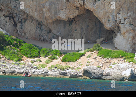 La grotte de l'Atelys aussi appelée Grotte des Pigeons, situé sur la mer près de Cagliari en Sardaigne, île, Italie Banque D'Images