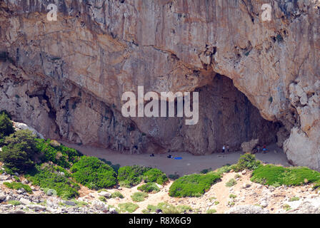 La grotte de l'Atelys aussi appelée Grotte des Pigeons, situé sur la mer près de Cagliari en Sardaigne, île, Italie Banque D'Images